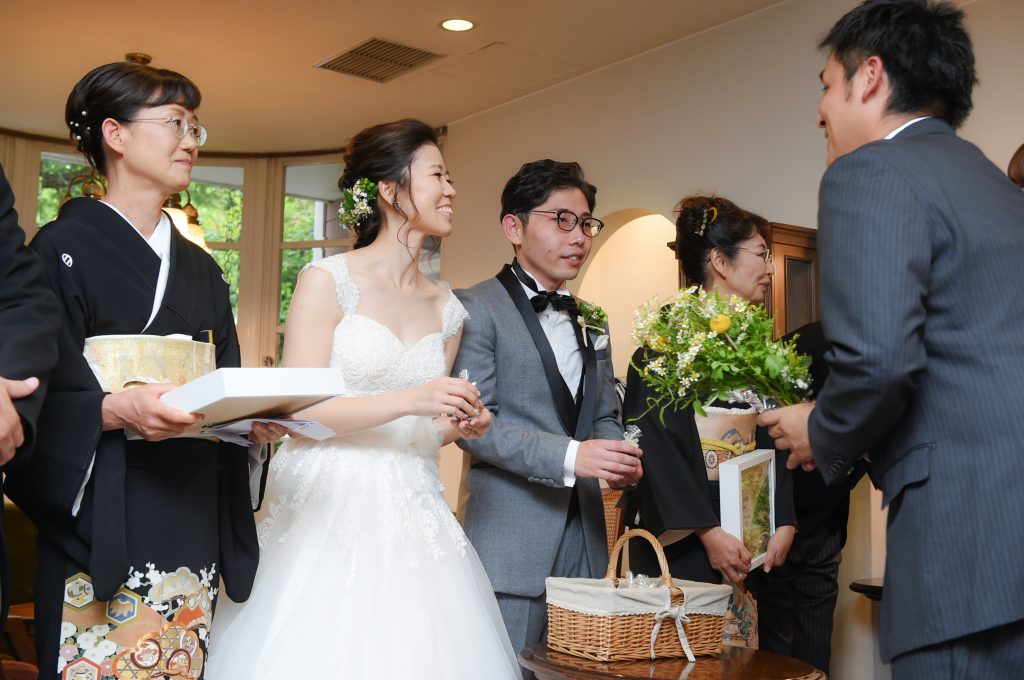 結婚式の送賓シーン